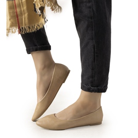 Bailarinas bege no padrão de pele de crocodilo Camilia