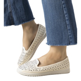 Mocassins brancos com um padrão de Loretta aberto