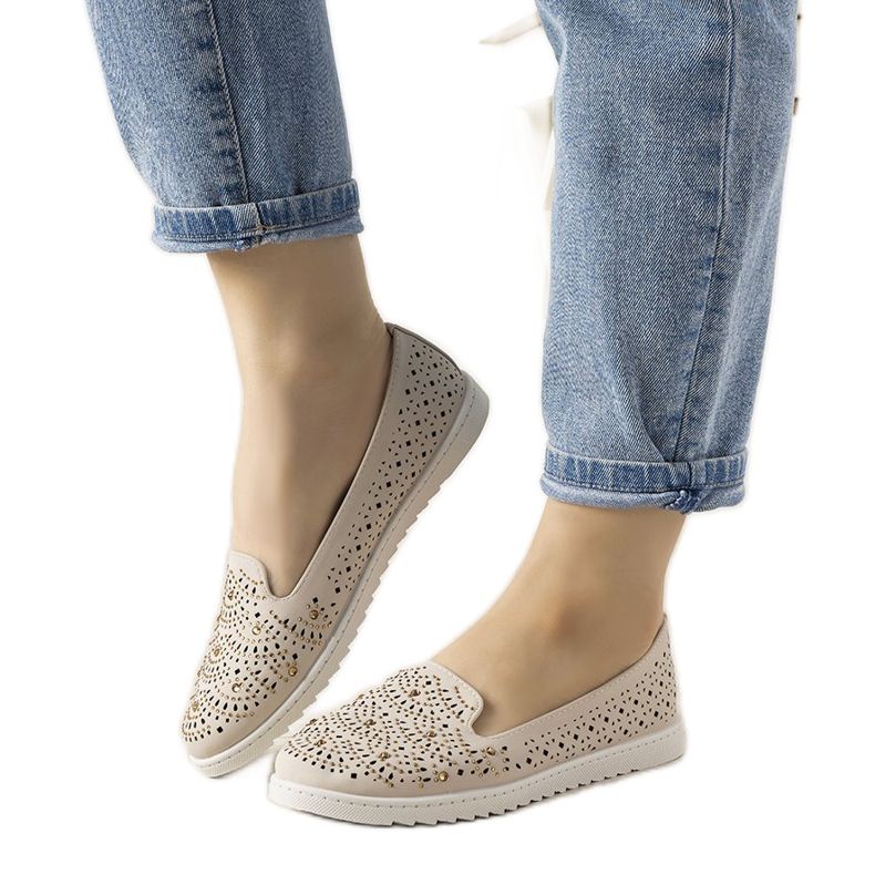Mocassins bege com um padrão de Loretta com orifícios Mocassins bege com um padrão de Loretta com orifícios