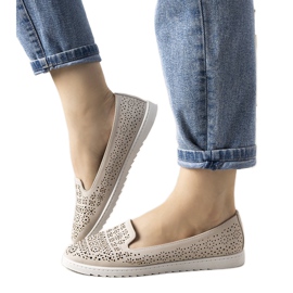 Mocassins bege com um padrão de passarela aberto