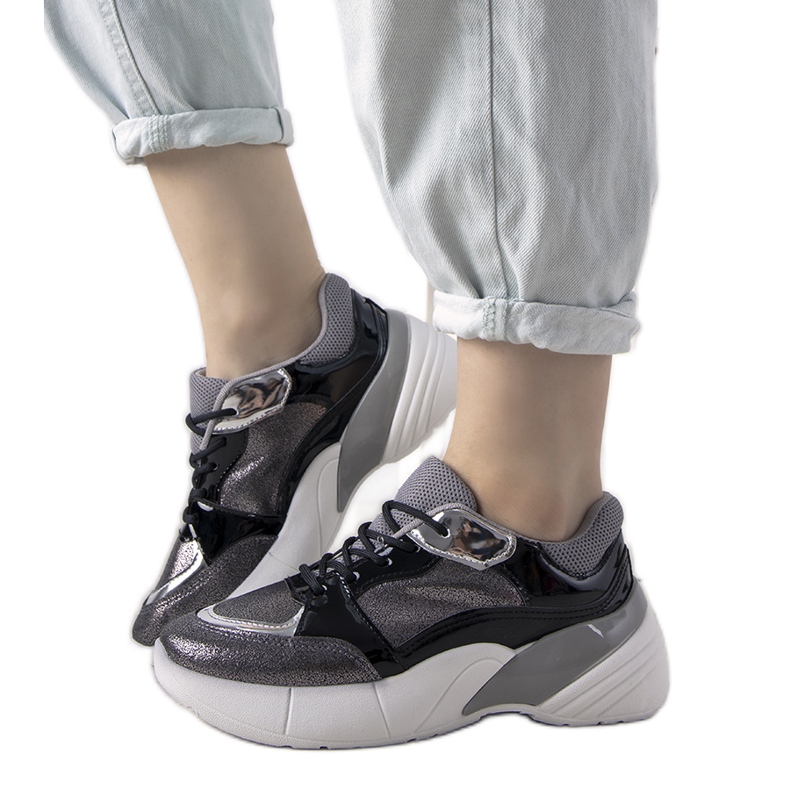 Tênis preto com sola alta