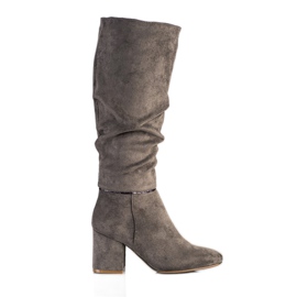 M.Daszyński Botas elegantes em um post cinza