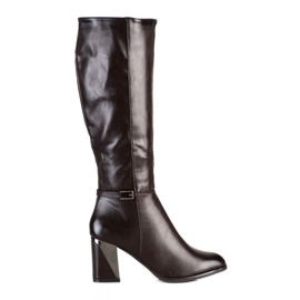 SHELOVET Botas marrons elegantes em um pilar marrom