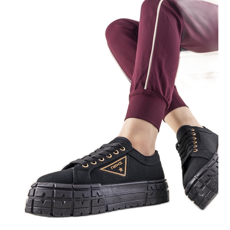 Tênis preto em sola grossa de Giselle