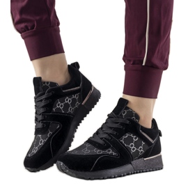 Tênis preto com elementos metálicos Moves