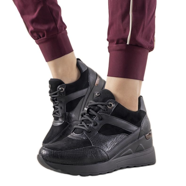 Tênis preto com padrão de pele de cobra da Halsey Tênis preto com padrão de pele de cobra da Halsey