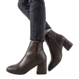 Botins castanhos elegantes no poste Hale marrom