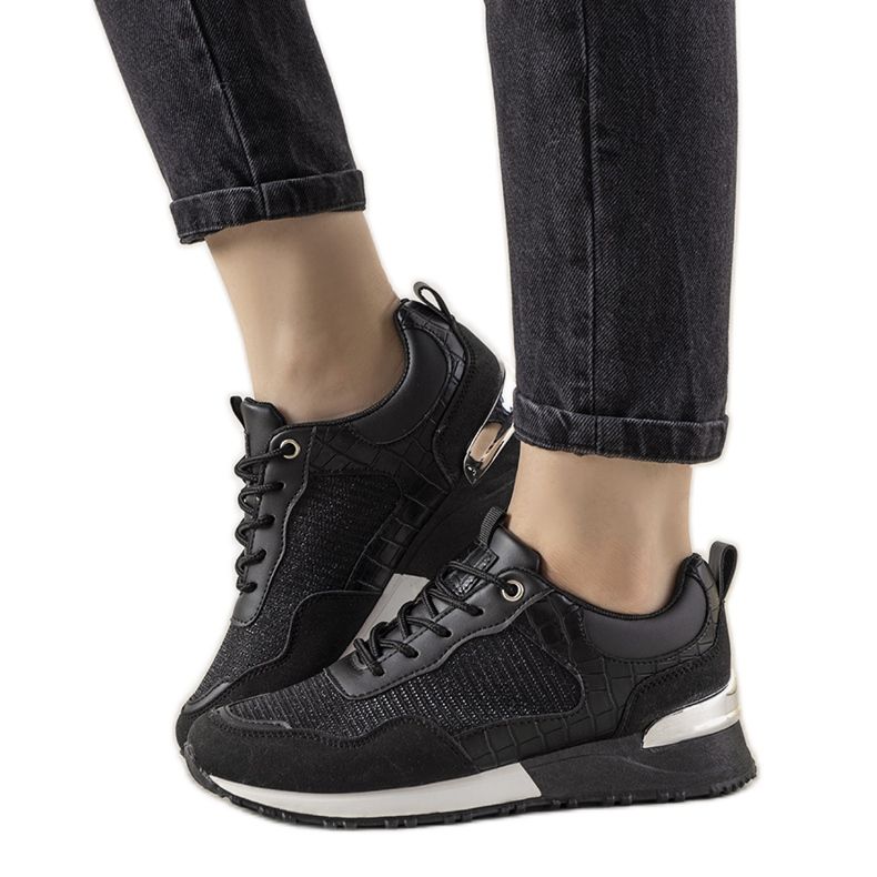 Tênis preto com tema de pele de crocodilo Zariza Tênis preto com tema de pele de crocodilo Zariza