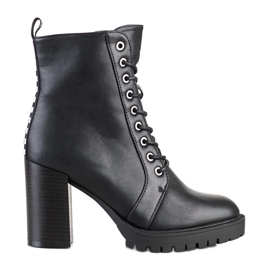 Lovery Botas amarradas em um poste preto Lovery Botas amarradas em um poste preto