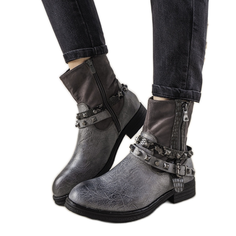 Botas cinza com faixa de cabelo Elffie cravejada