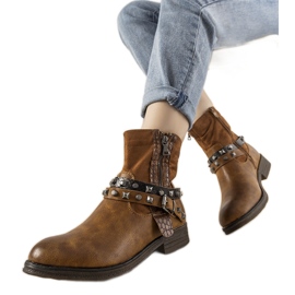 Botas marrons com tiara de Elffie cravejada castanho
