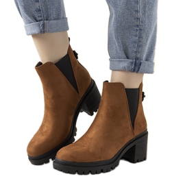 Botas de camelo no posto Cissy marrom