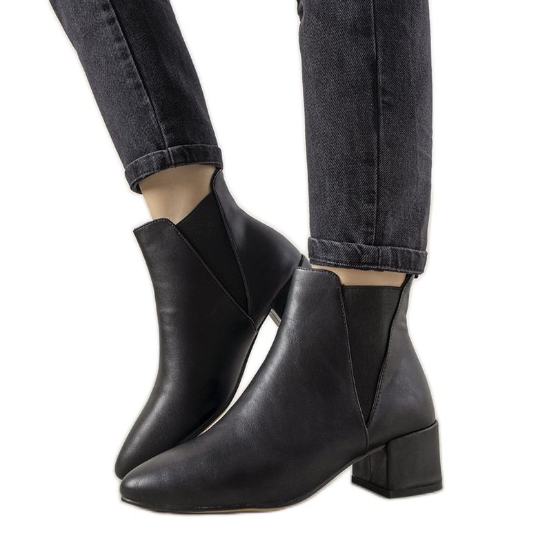 Botins femininos pretos com elástico Solano