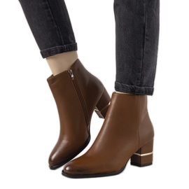 Botas clássicas marrons no post da Arteaga marrom