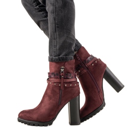 Botas de camurça marrom femininas Barella no poste vermelho