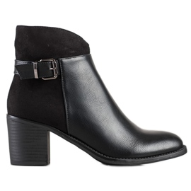 SHELOVET Botas pretas em um poste preto