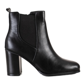 Renda Botas pretas clássicas em um poste preto