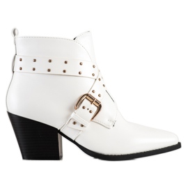 Lucky Shoes Botas de pedra no poste branco