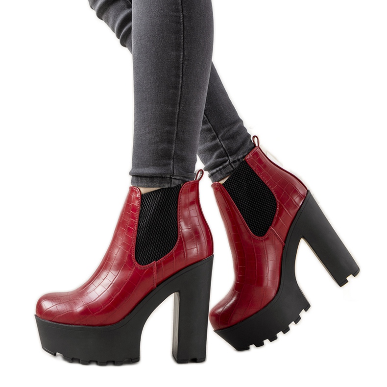 Botins vermelhos no poste Zellola Botins vermelhos no poste Zellola