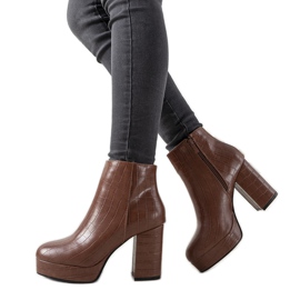 Botas marrons no posto de Usinaya marrom