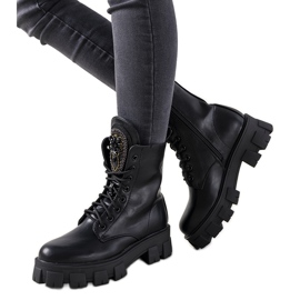 Caçadores pretos com língua romana decorativa