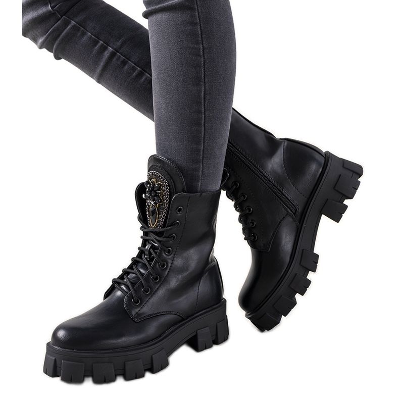 Caçadores pretos com língua romana decorativa