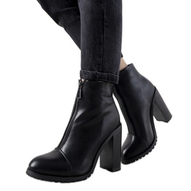 Botas femininas pretas elegantes no posto Aland preto