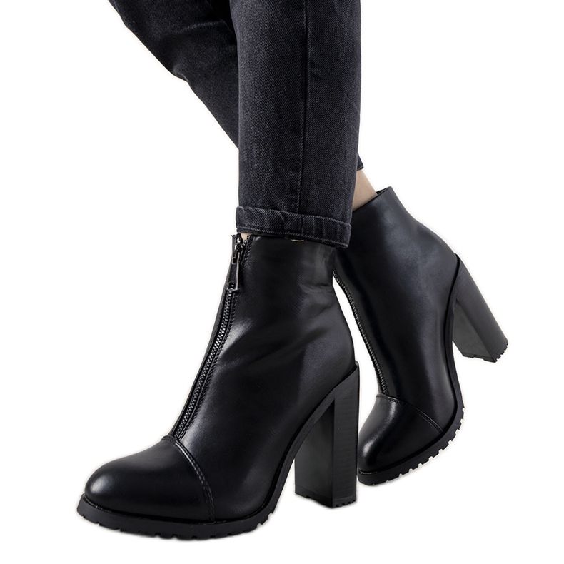 Botas femininas pretas elegantes no posto Aland preto