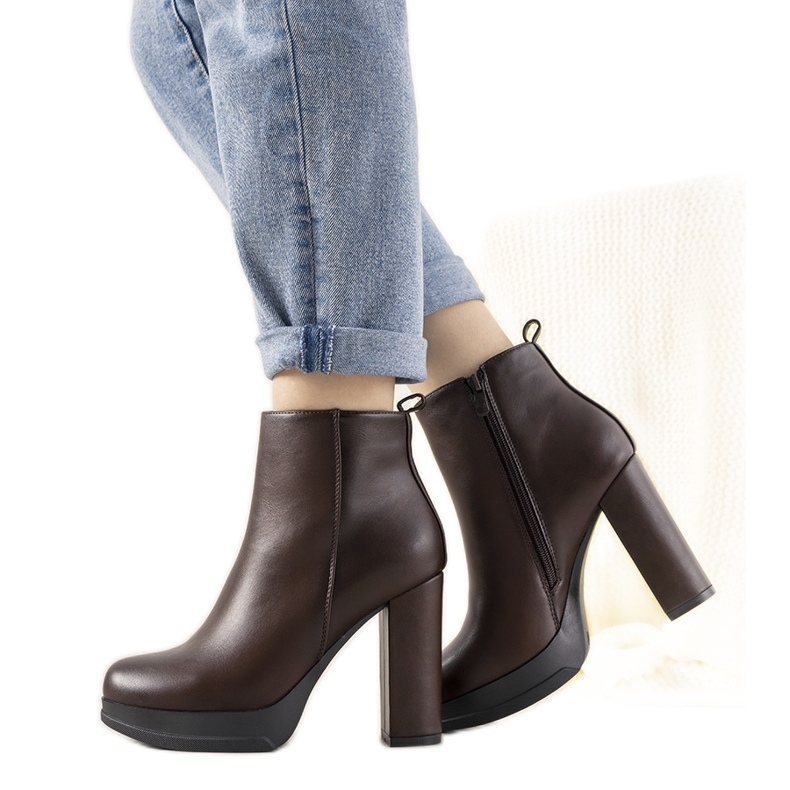 Botas femininas clássicas de cano alto marrons no posto Feria castanho