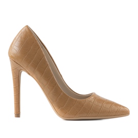 Sapatos marrons em um salto de atirador marrom