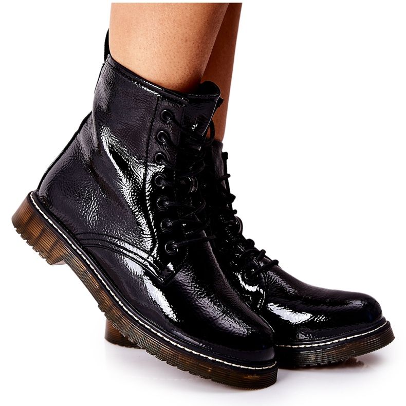 PE1 Botas de trabalho lacadas em um estoque preto deslizante