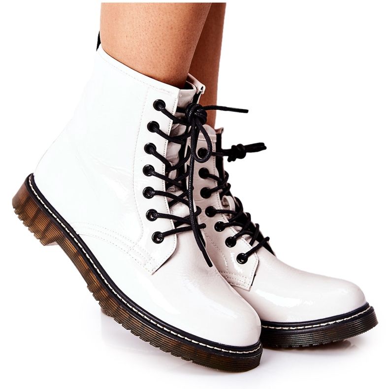 PE1 Botas de trabalho lacadas em um estoque deslizante branco