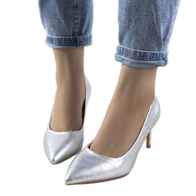 Sapatos de prata em um salto agulha Byatt