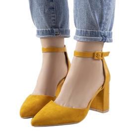 Bombas de mostarda no posto de Natalie amarelo Bombas de mostarda no posto de Natalie amarelo