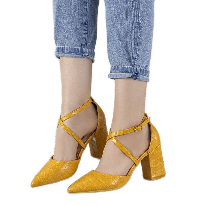 Bombas amarelas no posto Strutt amarelo