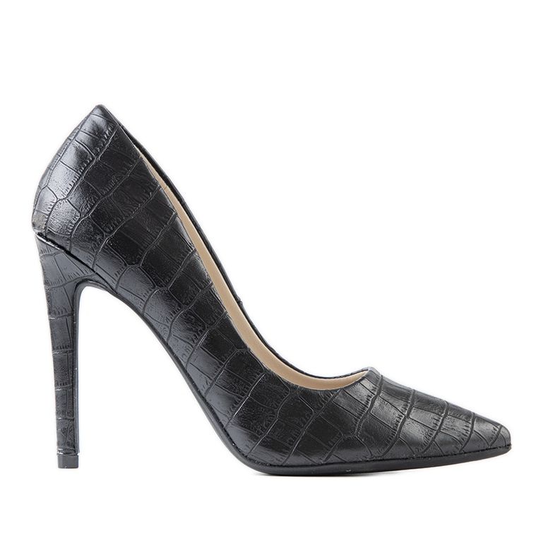 Sapatos pretos em um salto de atirador