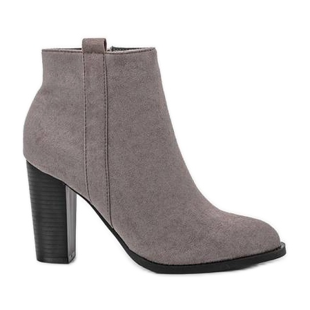 Botins cinza no poste Pinata