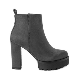 Botas cinza no posto Lulis