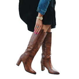 Botas de camelo no poste em padrão de crocodilo Mona marrom