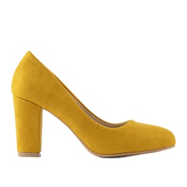 Bombas de mostarda no posto Tahlia amarelo Bombas de mostarda no posto Tahlia amarelo