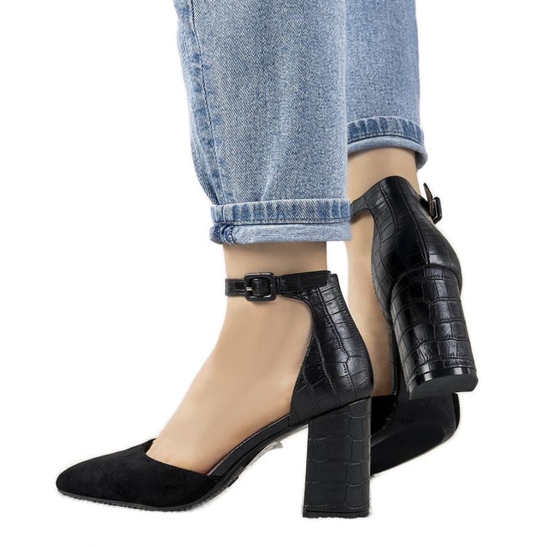 Sapatos pretos no posto de Natalie