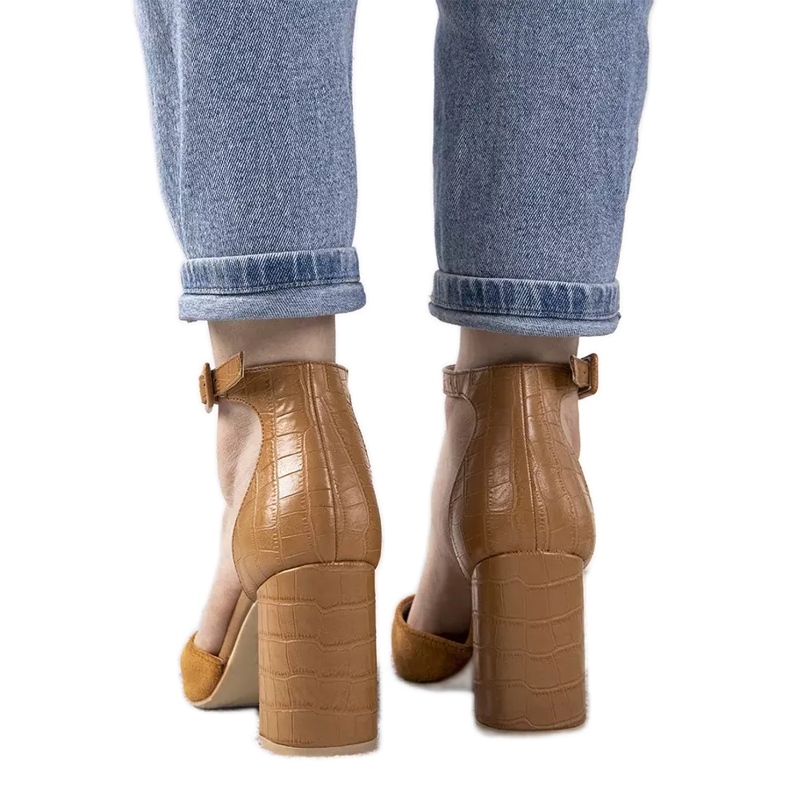 Bombas de camelo no posto de Natalie castanho