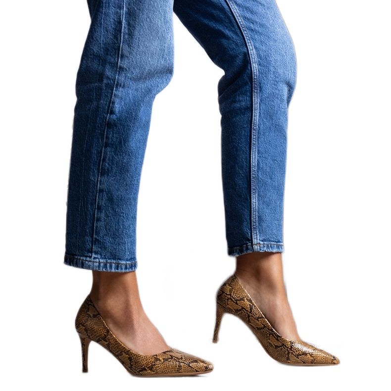 Bombas de camelo no padrão de pele de cobra de níquel castanho Bombas de camelo no padrão de pele de cobra de níquel castanho