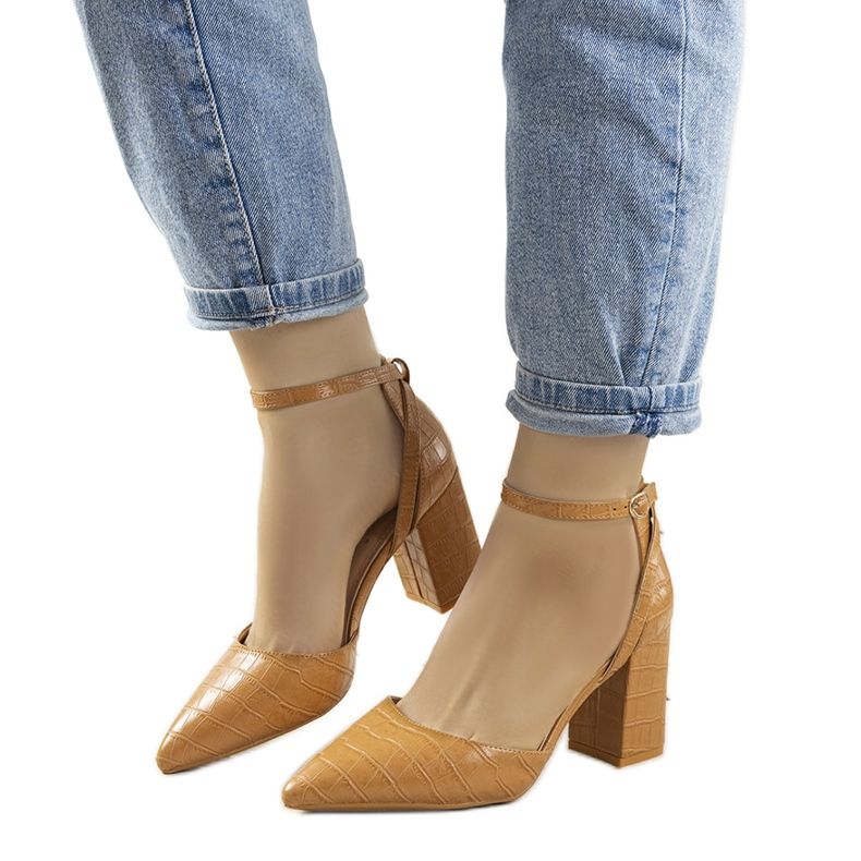 Bombas de camelo no posto de Davies castanho Bombas de camelo no posto de Davies castanho