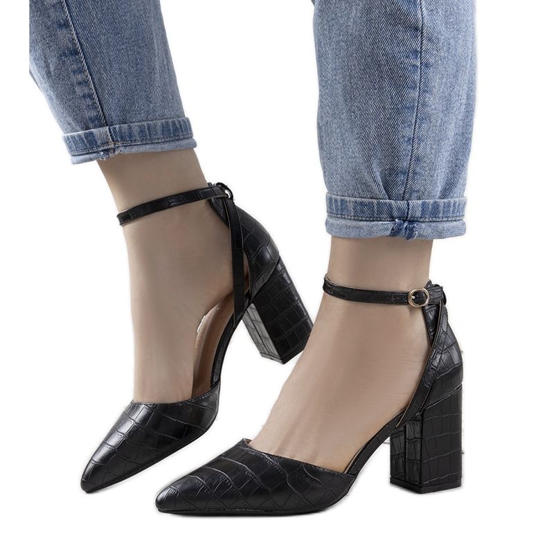 Sapatos pretos no posto de Davies