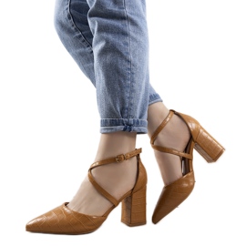 Bombas marrons no posto Strutt castanho