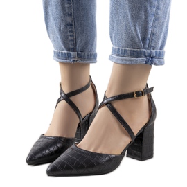 Sapatos pretos no posto Strutt