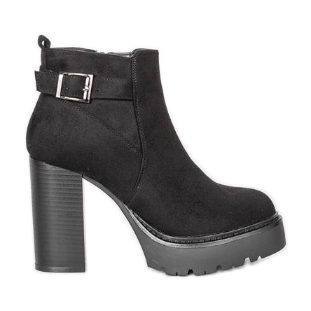 Botas pretas de cano alto no posto de Katie preto