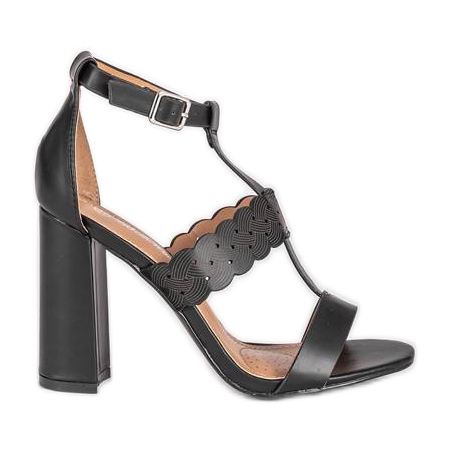 Sandálias pretas no post do Like A Woman preto