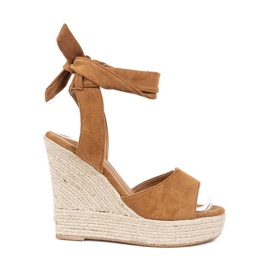 Sandálias de cunha marrom da época de férias